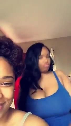 Büyük busty siyah göğüsler (çıplaklık yok)