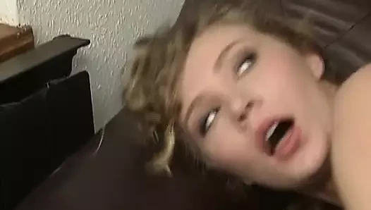 Almanya'dan ince sarışın bir güzel sıkı deliklerini kalın bir yarakla siktiriyor