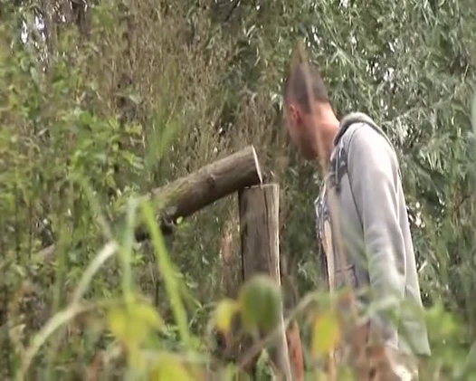 Almanya'dan çarpıcı sarışın bir bayan ormanda sert bir yarağı memnun ediyor