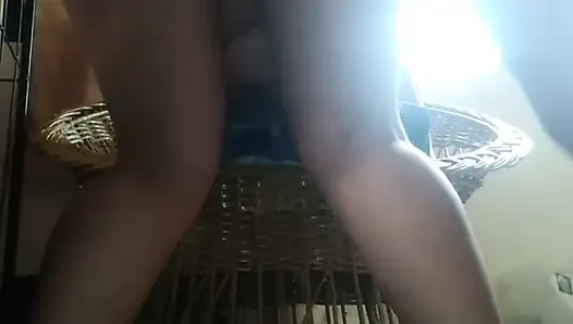Küçük evcil hayvan sikilmek için dört ayak üstüne çıkıyor