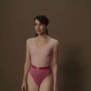 Bir tek parça streç giysi içinde Emma roberts