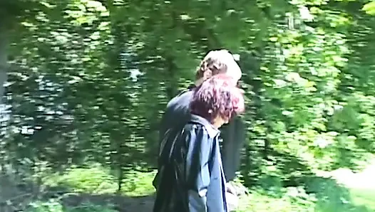 Büyük memeli kızıl saçlı orta yaşlı seksi kadın kıskaçlara boyun eğiyor ve kırpıyor