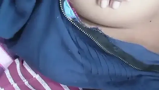 Büyük memeli ve ıslak amcıklı dildo şehveti ile banyo odasında Sri Lankalı kız musterbasyonu