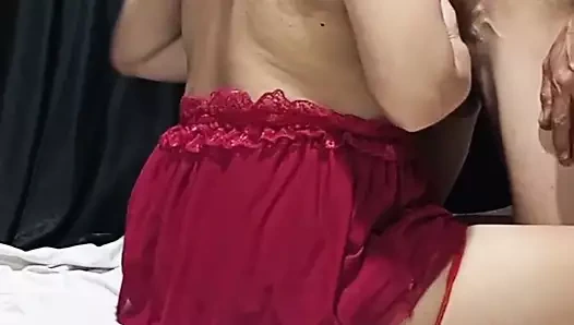 Malezyalı dul kadın büyük bir yarakla oynuyor