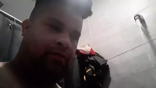 Yüzüme işemeye çalışıyorum
