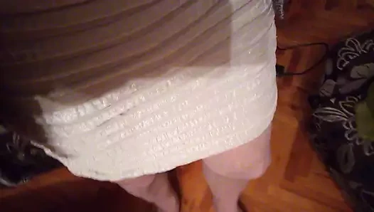 vam pokazuje kako joj stoji suknja