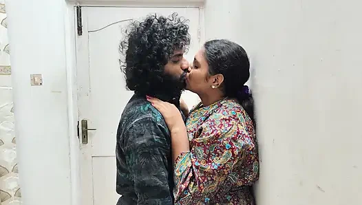 Sakso ve mallu kızla ateşli ve sert sikiş ile odada seks