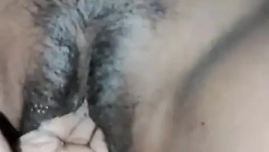 Pooja elini karısının amına soktu ve amcığı patladı.