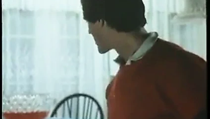 Kristara barrington arkadan sert dövülerek alır ve kedi zemin üzerinde yaladı