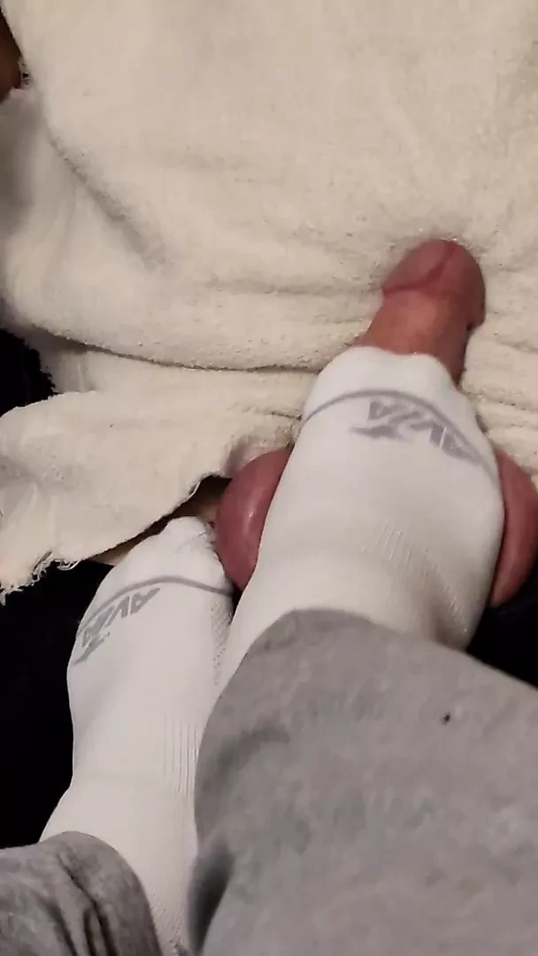 Топтует член