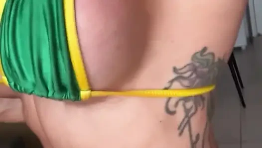 Nasıl olur da bu tanrıçaya tapılmazsın?