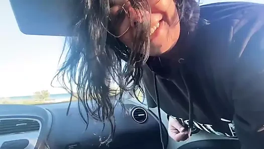 Maya bir yabancının arabasına biniyor ve otoparkta sikişiyorlar