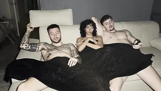 Küçük Cindyluna az önce poposu ve vajinası tarafından penetre edilmiş ve tekrar onu sevişmemizi istiyor