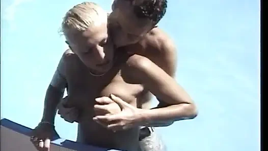 Genç çift yüzme havuzunda anal orgazm