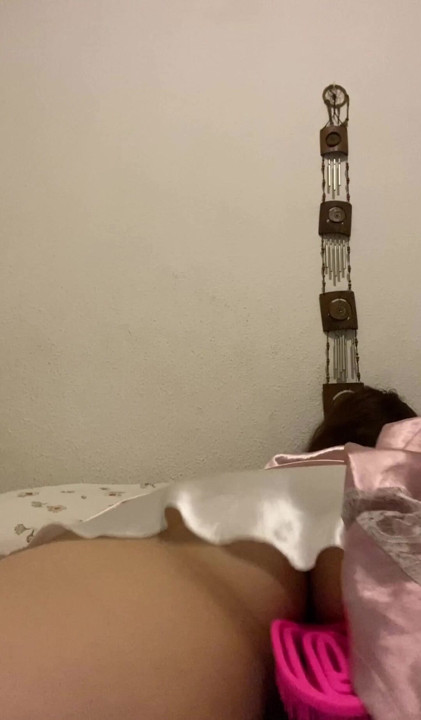 Boşalana kadar mastürbasyon yapıyor