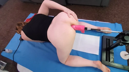 Orta yaşlı seksi kadın Lisa Essex ile sikiş makinesinde muhteşem eğlence