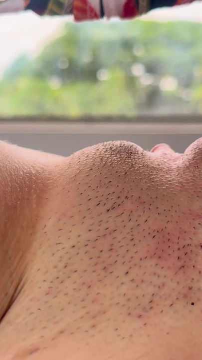 Otel odasında yalnız bırakıldım ve pencereden geçen insanlarla sikiştim | Klip 1