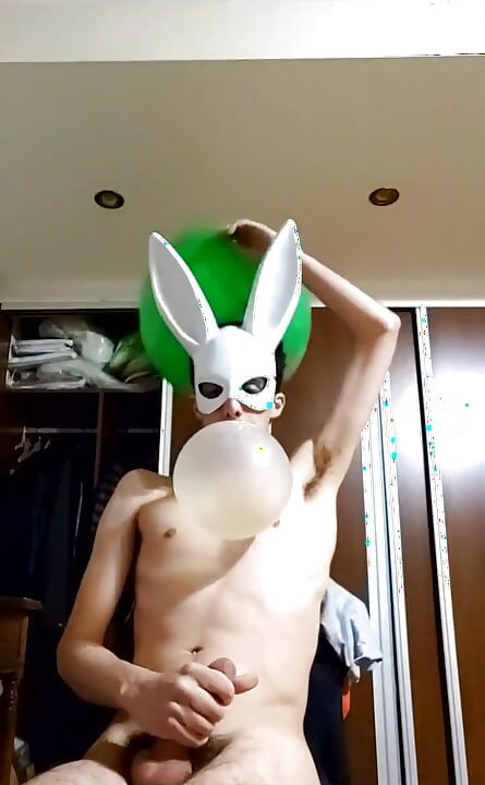Bunny looner yayında mastürbasyon yaparken büyük balonlar patlatıyor