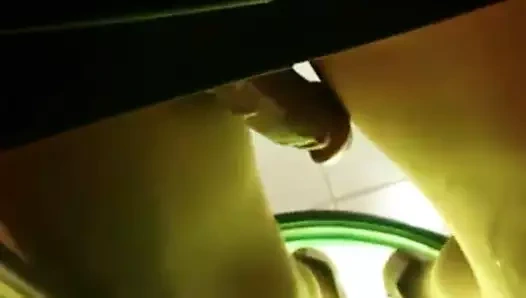 Halka açık bir barda etek