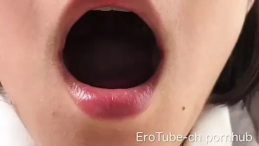 Üniformalı busty güzel kız erotik videoda derin öpücükler veriyor - bundan sonrası acıtıyor