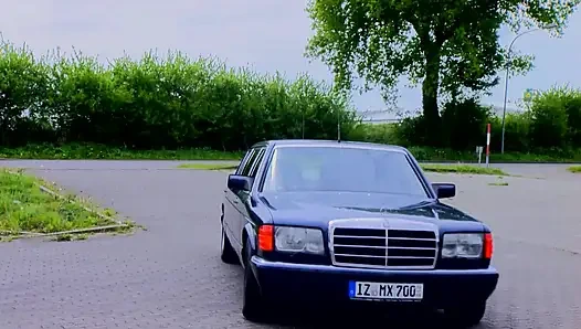 Ateşli hatun büyük göğüsler gırtlağına kadar alıyor ve meme sikişiyor