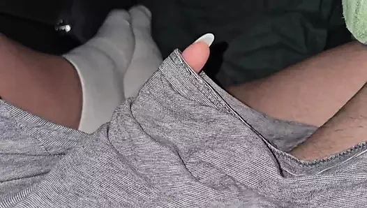 Beyaz uzun tırnaklı üvey anne üvey oğlunun yarağını pantolonundan çıkardı