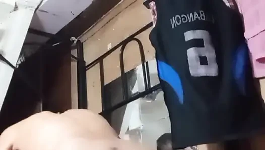 Islak amcığını çok eğlenceli ve neşeli pompalamayı sürdür