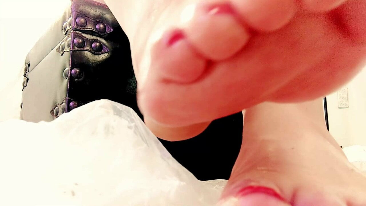 Seksi ayaklara lateksle masaj yapmak, yağla dolu parlıyor