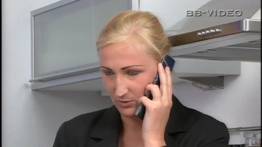 Cinsel fantezilere açık sarışın orta yaşlı seksi kadın, sikilmek için partnerini cezbediyor