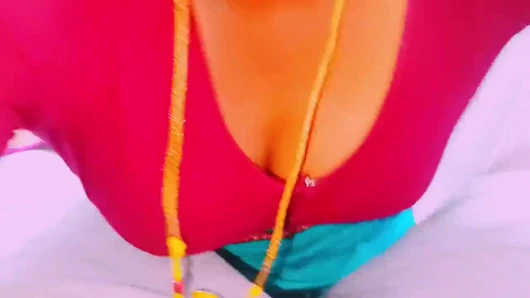 Büyük memeli seksi sari yenge husbend'in üvey erkek kardeşiyle sert sikişiyor. Telugu edepsizce konuşuyor.