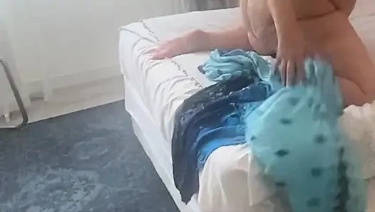 Evli kadın hayatındaki en büyük siyah yarakla prezervatifsiz aldatıyor. Yaşlı kadının götüne boşalma.