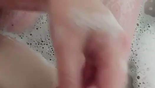 Bbw, köpük banyosunda memeler ve kedi ile oynuyor!