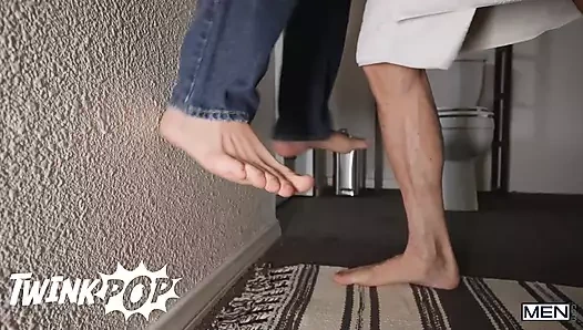 Troye Dean üvey babası Johnny Ford'un büyük dölünü ağzına almak için tam zamanında pozisyon alıyor - twinkpop