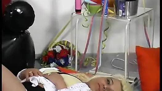 Kamera için amını çalışıyor