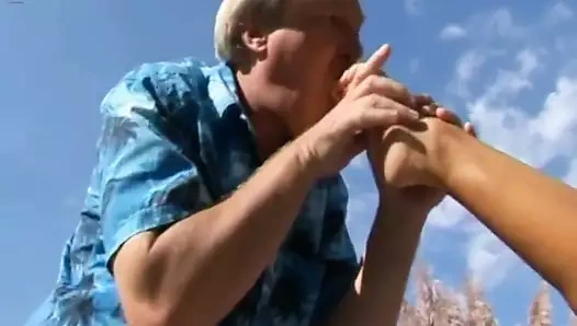 bahçede ayak fetişi