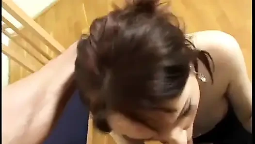 Küçük memeli ince vücutlu hatun derinden götünü ve amcığını masaya sokuyor