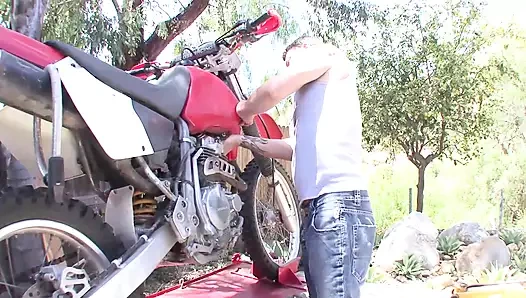 Kaltak inliyor olarak o alır dev horoz itme onu delikler