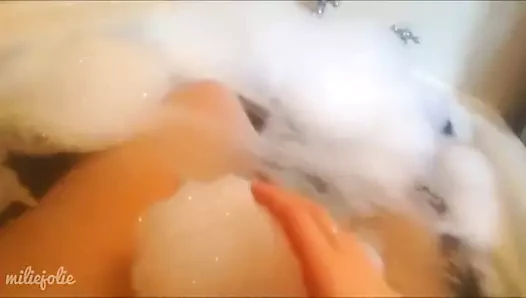 Dans mon bain de mousse j eclabousse ma chatte rousse