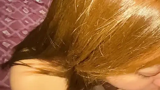 Angy'nin sürtüğün uzmanlık alanı derin gırtlakla başkasının yarağını emiyor