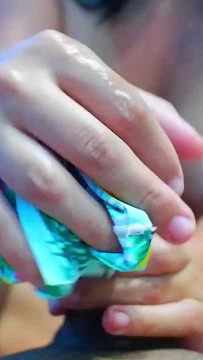 Bütün gün kokusuyla dolu külotumla sana güzel bir mastürbasyon yapıyor. | Klip 3