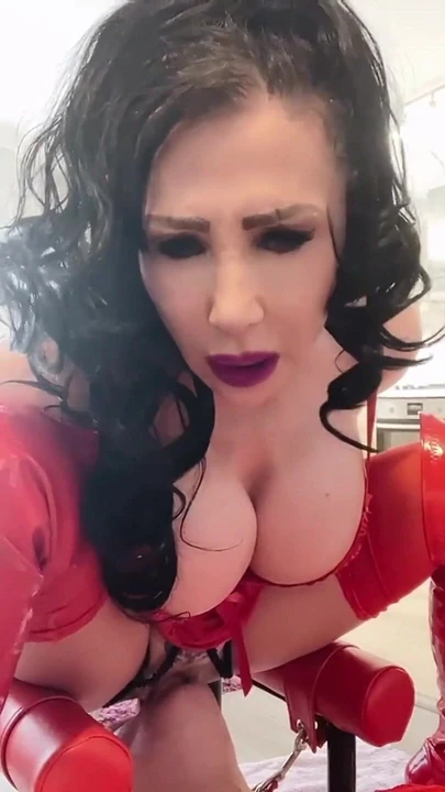 Самые длинные половые губы Nicole DuPapillon в Великобритании - сессия Королева со стулом - просто лижи мою пизду