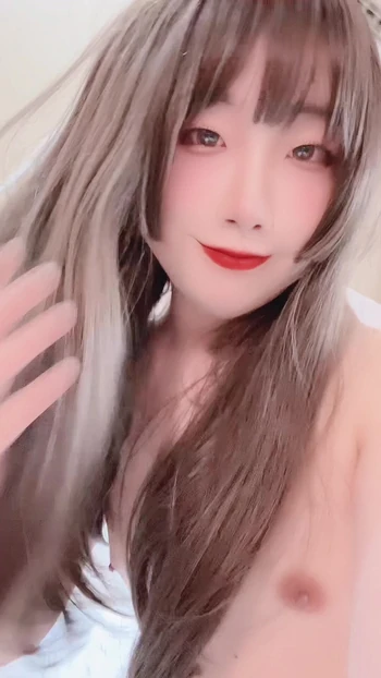 Шмель Rin обнаженное тело показывает свою большую задницу и высвобождает много спермы после получения кримпая