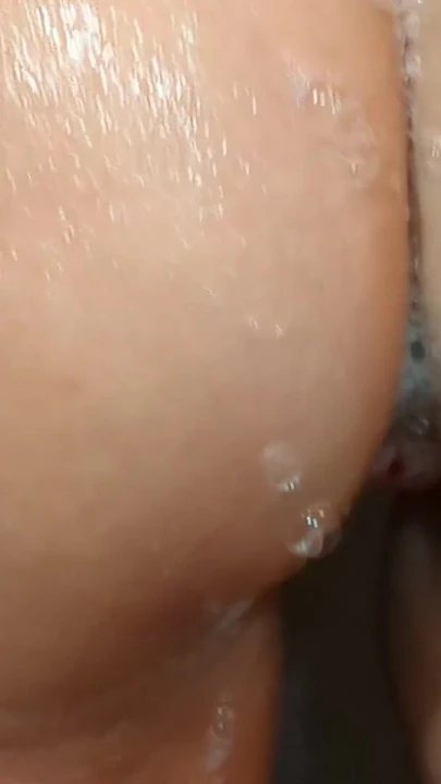 Волнующий момент из "Наблюдаю, как моя милфа-жена показывает свое загорелое тело и большие натуральные сиськи, принимая душ и"