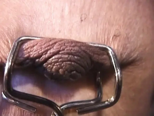 Ateşli kız hala ağzı tıkalıyken küçük göğüslerini siktiriyor