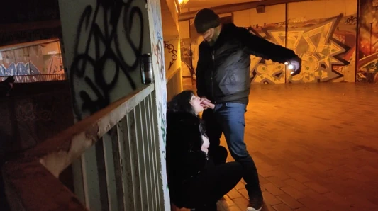 Karım bir fahişenin nasıl hissettirdiğini bilmek istedi, ben de onu şişman yarağımı emmesi için halka açık bir yere götürdüm.