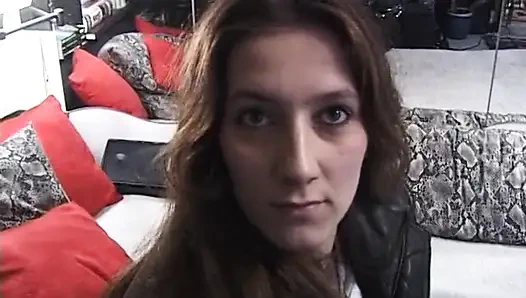 Büyük memeli orta yaşlı seksi kadın edepsiz amını tatmin ediyor