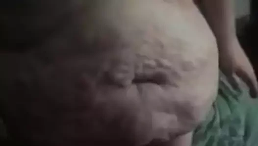 Domuz yağını sallıyor ve bacaklarını açıyor