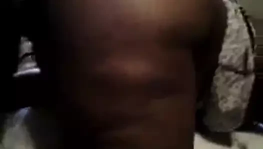 Esmer fahişeler sigara içiyor ve gangbanged olsun