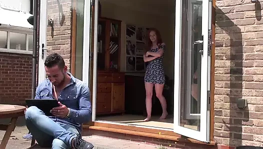 Ella Huges, kızıl saçlı genç porno yıldızı ve Jake J, büyük yarağı