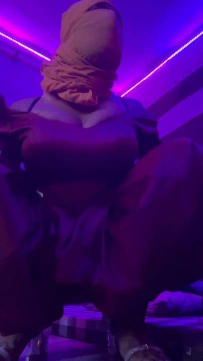 Sıkı elbise içinde ateşli crossdresser büyük göğüsler azgın | Clip 2